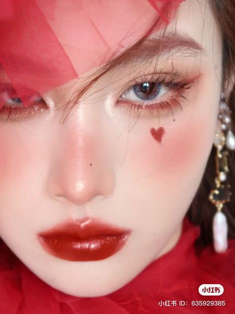 Red Asian Makeup, Valentine Eye Makeup, Red Douyin Makeup, Valentines Makeup Ideas Simple, Red Makeup Looks, Seni Resin, Heart Makeup, Red Eye Makeup, Valentines Makeup