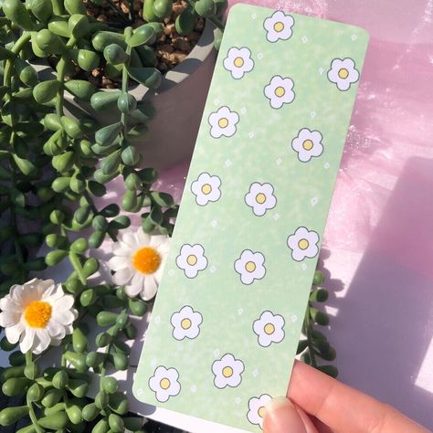 Daisy Bookmark, Kawaii Cottagecore, Cottagecore Pink, Self Care Gifts, Bookmarks Diy, Mint Green Background, Bookmark Ideas, Bookmark Handmade, Green Daisy