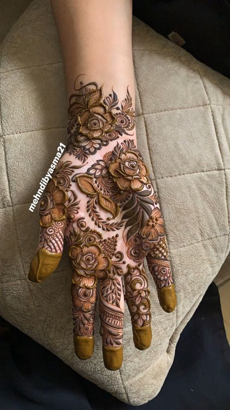 Front Hand Khafif Mehndi Designs, Mehendi Designs For Hands Khafif, Back Hand Design Mehndi Simple, Mehandi Designs Khafif, Dubai Henna Design, Khafif Mehndi Designs New Back Hand, Front Hand Mehndi Designs Arabic, Dubai Design Mehendi, Back Mehandi Designs