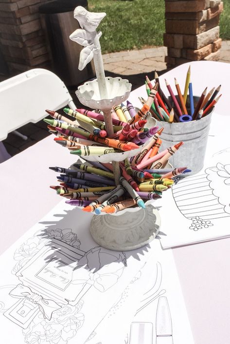 Coloring Table Birthday Party, Table Decor Garden Party, Gardener Themed Birthday Party, Garden Party Gift Bag Ideas, Back Garden Party, Colorful Party Table Decor, Outdoor Birthday Party Table Set Up, Park Table Decorations Birthday, Diy Garden Party Invitations