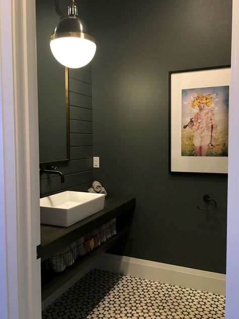 Green Black Powder Room, Dark Green Restroom, Dark Green Cloakroom Toilet, Green Wc Ideas, Dark Green Powder Room Ideas, Green And Gold Powder Room, Half Bathroom Lighting, Green Powder Room Ideas, Dark Green Powder Room