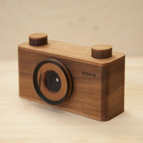 Handcraft Wooden Pinhole Cameras – Fubiz Media Villa Savoye, Pinhole Photography, Best Food Photography, Honey Jewelry, Wooden Camera, Handwoven Tapestry, Cardboard Toys, Pinhole Camera, Toy Camera