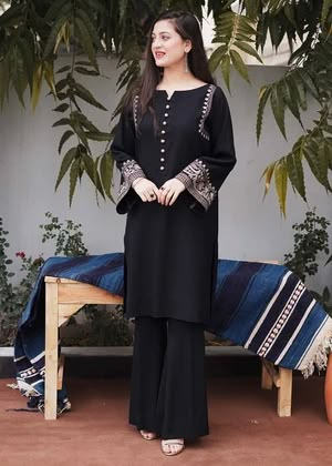 Aisling By Nirmal | Fall Winter '21 – LAAM Pakistani Winter Suits Design For Women, Winter Kurta Designs For Women, Winter Pakistani Suits, Eid Suits, Winter Kurti, Set Kurti, Latest Dress Design, Pakistani Dresses Casual, Beautiful Pakistani Dresses