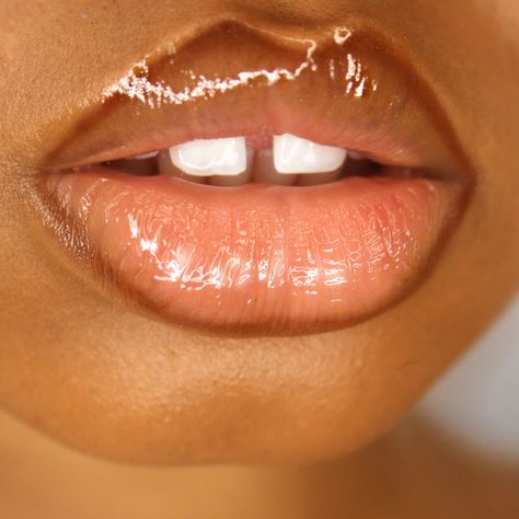 𝑮𝑰𝑺𝑬𝑳𝑳𝑬 𝑨𝑳𝑰 | Makeup Artist on Instagram: “Lipliner Worship 👄  _ Black girls can’t be replaced. We are the original aesthetic. Full lips, large buttox & hips, decorative hair, Bantu,…” Brown Lip Liner Clear Gloss, Brown Lip Liner With Gloss 90s, Brown Lipliner 90s, Dark Lip Liner And Gloss 90s, 90s Lip Liner And Gloss, 90s Lip Liner, Lip Liner With Gloss, Dark Lip Liner And Gloss, Brown Lip Liner With Gloss