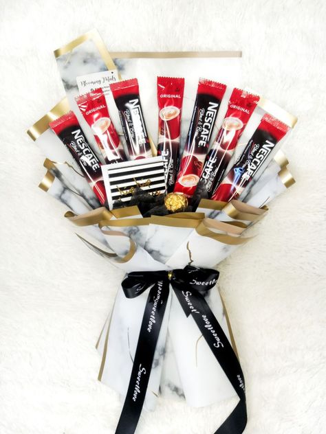 Coffee Bouquet Ideas, Coffee Bouquet Gift, Coffee Bouquet, Nescafe Coffee, Coffee Sachets, Diy Gift Baskets, Flower Gift Ideas, Candy Bouquet, Satin Flowers