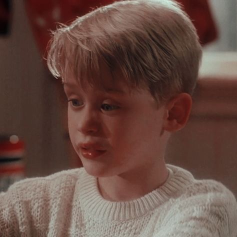 Kevin Home Alone, Movie Home, Kevin Mccallister, Best Christmas Movies, Macaulay Culkin, Sea Wallpaper, Movie Time, Funny Profile, Christmas Icons