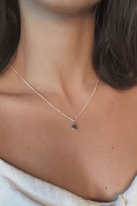 Silver Necklaces With Stones, Silver Necklaces Minimalist, Simple Silver Pendant Design, Simple Silver Jewelry Necklaces, Everyday Necklaces Silver, Silver Necklace Dainty, Silver Necklaces Simple Pendant, Silver Necklace With Pendant, Layered Silver Necklaces Simple