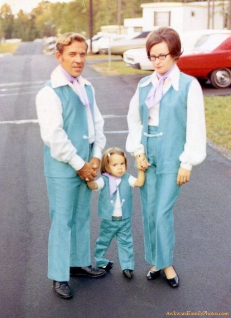 ZZany! Weird Family Photos, Bad Family, Funny Family Photos, Awkward Photos, Mother Daughter Dresses Matching, Awkward Family Photos, Awkward Funny, Mother Daughter Dress, Bad Photos