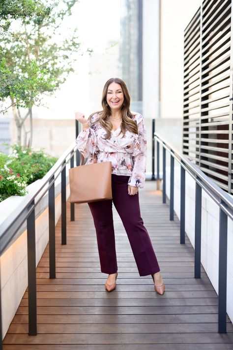 This outfit is perfect to go straight from work to getting dinner with colleagues! Best After Christmas Sales, Pullover Sweaters Outfits, Fall Fashion Comfy, Casual Office Fashion, Recruiter Mom, Mama Fashion, Workwear Capsule, Fashion Work Outfit, Fall Workwear