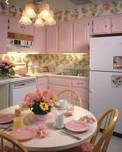 50s Aesthetic House, 80’s Kitchen, 50s House Aesthetic, 50s Apartment, 80s Decor Interior Design, 80s Living Room Aesthetic, 80s Home Office, 80s Home Aesthetic, 1980 House