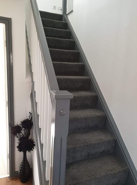 Staircase Ideas Grey, Grey Bannister Ideas, Grey And White Bannister, Black Bannister Grey Carpet, Stair Carpet Ideas Grey, Dark Grey Bannister, Dark Grey Staircase, Grey Stair Railing, Grey And White Stairs