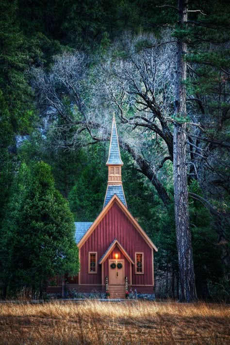 Little church in Yosemite. via Stuck in Customs Cloche Ideas, Stave Church, Yosemite California, Country Churches, Barn Pictures, Old Country Churches, Summer Pics, Beautiful Churches, Take Me To Church