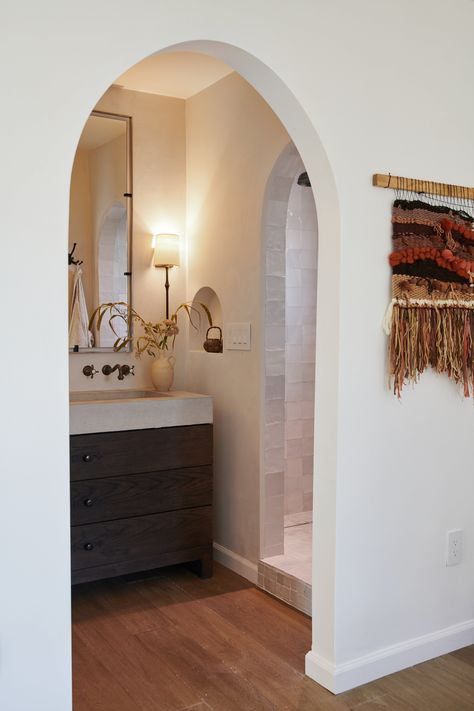 Modern Spanish Apartment, Casitas Guest House, Mediterranean Bungalow, Spanish Colonial Bathroom, Italian Farmhouse Style, Arch Doorways, Desert Bungalow, Arch Ways, Moroccan Hotel