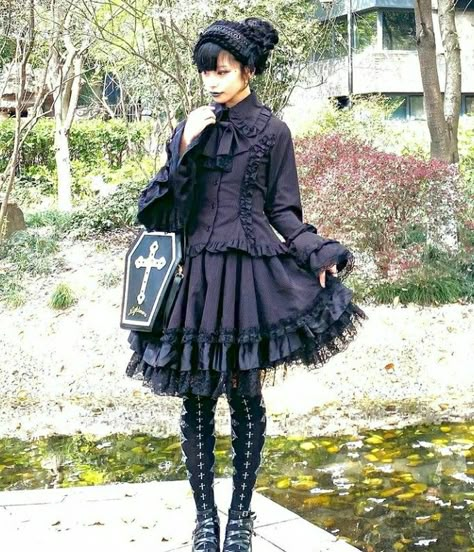 Egl Fashion Gothic, Japanese Goth Fashion, Goth Lolitas, Outfits Japanese, Japanese Alternative Fashion, Gothic Harajuku, Lolita Outfits, Japanese Street Fashion, J Fashion