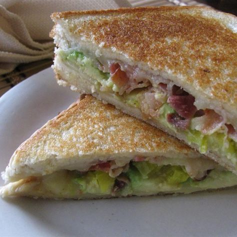 Bacon, Avocado, and Pepperjack Grilled Cheese Sandwich | "Not your typical grilled cheese. These flavors go great together. It's great without bacon for my vegetarian friends." Chicken Avocado Panini, Avocado Panini, Sandwich Night, Savory Sandwiches, Low Carb Veggie, Pepperjack Cheese, Grilled Cheese Sandwich Recipe, Quick Turkey, Grilled Bacon