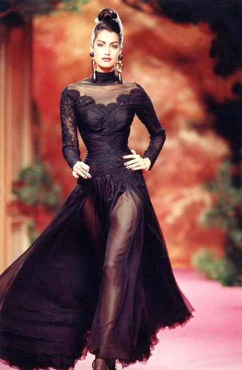 Christian Lacroix Haute Couture, Haute Couture Looks, Yasmeen Ghauri, 90s Runway Fashion, Chanel Cruise, Couture Looks, 90s Runway, 90s Supermodels, Haute Couture Dresses