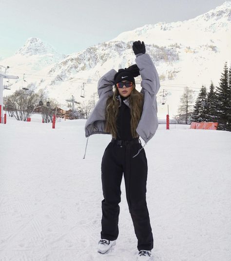 Snow Outfits For Women Snowboarding, Snowboarding Outfit Aesthetic, Snow Weather Outfit, Snowboard Outfits For Women, Sledding Outfit, Cute Snowboarding Outfits, Snow Ootd, Vacations Outfits, Ski Outfits For Women