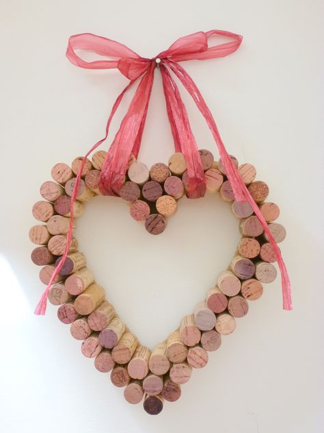 Cork Heart DIY – LAYALI LIFESTYLE Valentijnsdag Quotes, Cork Heart, Wine Cork Diy Projects, Cork Diy Projects, Saint Valentin Diy, Cork Crafts Christmas, Valentines Bricolage, Wine Cork Wreath, Wine Cork Diy Crafts