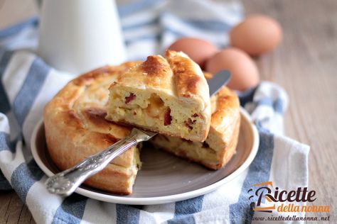 La pizza rustica napoletana è una gustosa torta salata ripiena di ricotta formaggi e salamino piccante. Si può gustare tiepida o fredda è ideale per le scampagnate con gli amici! Pizza Napolitana Recipe, Pasta Rustica, Ricotta Salata Recipe, Easy Pizza Rustica Recipe, Roman Pizza Bianca, Pizza Chiena, Pizza Fritta Napoletana, Pizza Rustica, Happy Foods