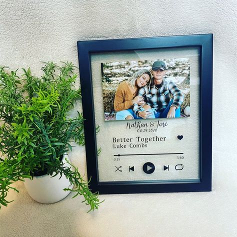 Picture Song Frame, Spotify Picture Frame, Valentines Day Gifts For Him Creative, Lyric Signs, Valentines Gift For Boyfriend Baskets, Valentines Day Gifts For Him Husband, Picture Song, Diy Valentines Day Gifts For Him, Valentines Day Gifts For Him Boyfriends