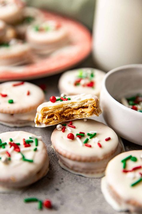 These cookies are super easy to make and a chocolate peanut butter lovers dream! Perfect for Christmas or any holiday gathering! | krollskorner.com #christmas #cookies #easy #ritzcrackers #ritz #christmascookies #yummy #chocolate White Chocolate Christmas, Peanut Butter White Chocolate, Chocolate Christmas Cookies, Melted White Chocolate, Christmas Cookie Box, Christmas Sweet Treats, Ritz Cracker, Peanut Butter Cup Cookies, Cookies Easy