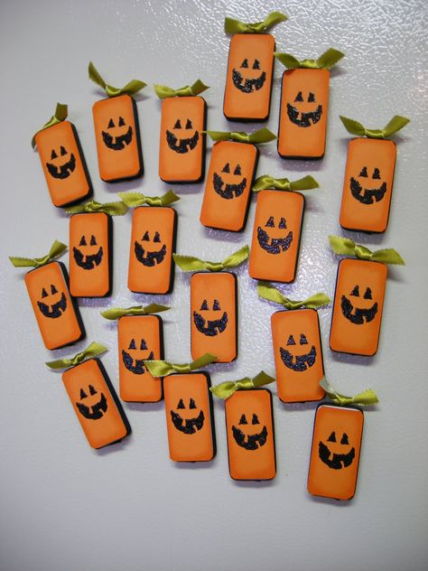 Domino Crafts Diy, Fall Magnets Diy, Halloween Magnets, Domino Crafts, Fall Craft Fairs, Domino Jewelry, Domino Art, Halloween Wood Crafts, Halloween Crafts Decorations