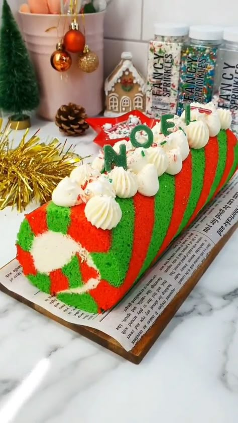 Xmas Log Cake, Christmas Rolled Cake, Christmas Cake Roll Recipes Easy, Cake Roll Christmas, Christmas Cake Roll Recipes, Yule Log Cake Christmas, Cake Roll Recipes Easy, Christmas Roll Cake, Christmas Patisserie