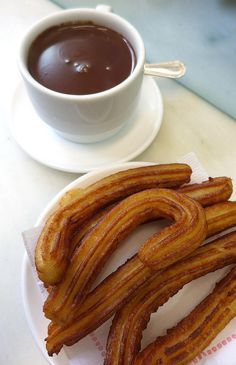 Churros con chocolate Churros Con Chocolate, Bakery Sweets, Barcelona Aesthetic, Food Board, Sweet Food, Sweet Desserts, Cafe Food, Amazing Food, Sweet Recipes