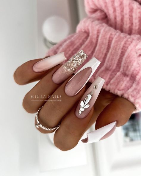 Posted by Zoe Scott: Hello, nail aficionados! Let's get straight into the glittery realm of nails, shall we? Today, we're diving deep into a specific yet stunning topic—59... White And Silver Nails, February Nails, White Glitter Nails, Christmas Nails Easy, Fall Nail Art, Nail Designs Glitter, Diamond Nails, Xmas Nails, Silver Nails