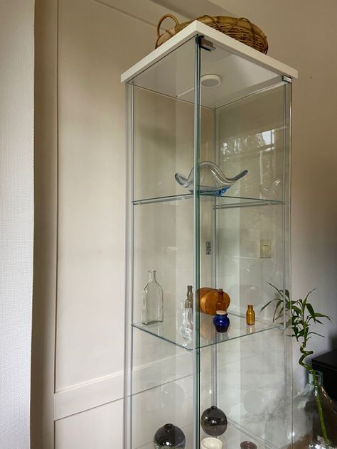 White glass cabinet with glassware inside. Ikea Detolf model Glass Cabinet With Light, Glass Bathroom Cabinet, Ikea Detolf, Interiors Bedroom, Frameless Glass Doors, Glass Cabinets, Funky Home Decor, Glass Furniture, Glass Cabinet Doors