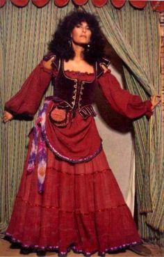 1920s Romani Fashion, Romani Dress Traditional, Romani Clothing Traditional, Gypsiesoul Outfit, Western Woman Outfits, Romani Clothes, Romani Dresses, Gypsycore Outfits Halloween, Romani Outfit Aesthetic