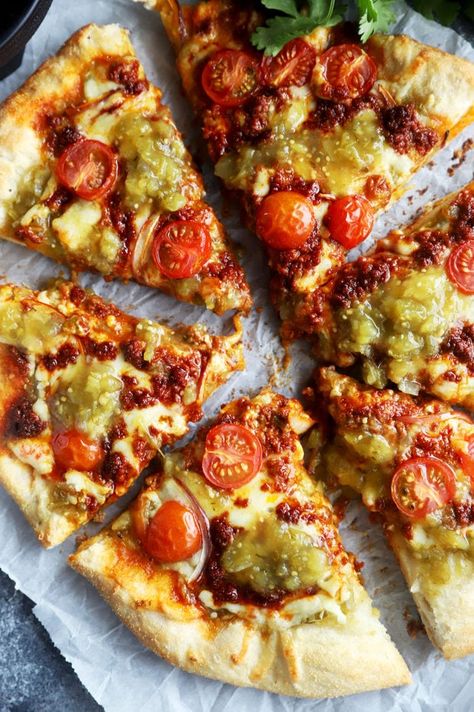 Green Chili Chicken Pizza, Green Chili Pizza, Chorizo Pizza Recipes, Pizza With Chorizo, Salsa Pizza, Pesto Sausage Pizza, Roman Pizza, Chorizo Pizza, Pizza Chorizo