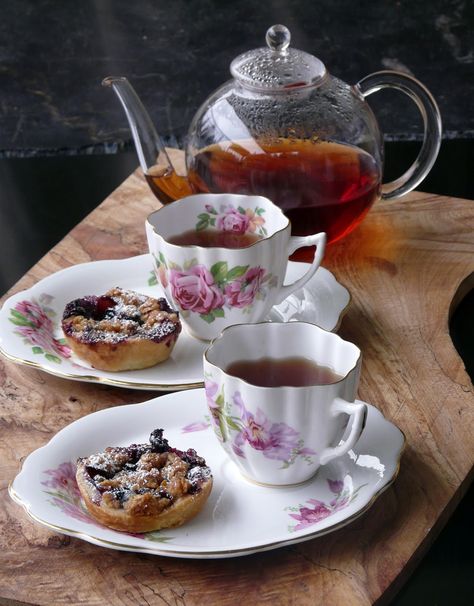 Blueberry Tart, Afternoon Tea Parties, Tea Sandwiches, Tea Break, Chocolate Tea, Tea Art, Cups And Saucers, Tea Recipes, High Tea