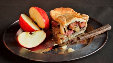 A slice of fidget pie with apple Humble Crumble, Stew And Dumplings, Cornish Pasties, Ham Salad, Savory Pie, Food And Travel, Granny Smith Apples, Picnic Foods, Granny Smith