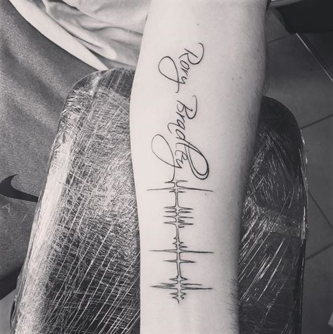 Heartbeat Tattoo Designs For Women, Baby Name Tattoo Ideas, Tattoo Ideas For Parents, Heartbeat Tattoo With Name, Ekg Tattoo, Heartbeat Tattoo Design, Name Tattoo Ideas, Father Daughter Tattoos