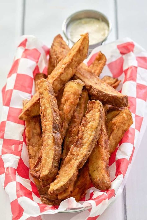 Best Homemade Potato Wedges (Crispy Fried) - CopyKat Recipes Crispy Potato Wedges Fried, Deep Fried Potato Wedges, Russet Potato Wedges, Potato Wedges Crispy, Best Potato Wedges, Potato Wedges Fried, Fried Potato Wedges, Homemade Potato Wedges, Wedge Fries