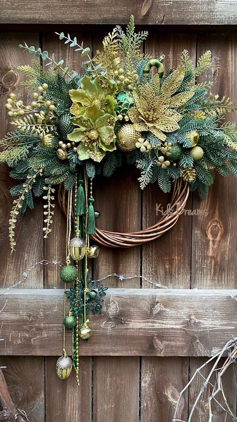 New Wreath Ideas, 2023 Wreath Trends, 2023 Christmas Wreath Trends, Unique Wreath Ideas, Unique Christmas Wreaths, Christmas Wreath Designs, Christmas Flower Arrangements, Christmas Floral Arrangements, Spring Door Wreaths