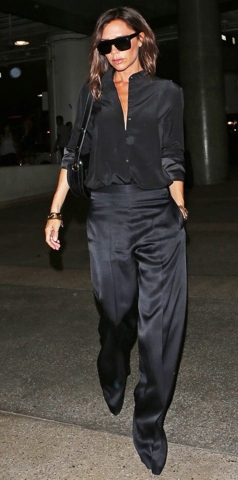 Victoria Beckham Airport Style, Satin Pant Outfit, Victoria Beckham Style 2023, Victoria Beckham Airport, Black Silk Pants Outfit, Black Satin Pants Outfit, Plane Clothes, Silk Pants Outfit, Satin Pants Outfit