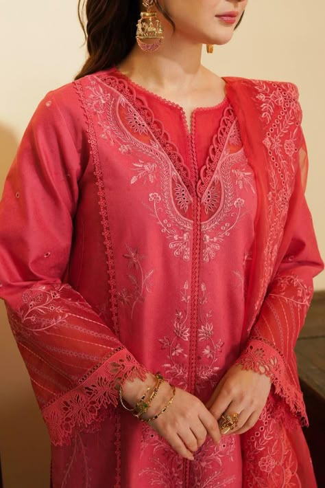 Trending Dress, Simple Dress Casual, Dress Design Ideas, Lace Dress Design, Dress Designing, Neck Designs For Suits, Lawn Suit, Frock Dress, Pakistani Fancy Dresses