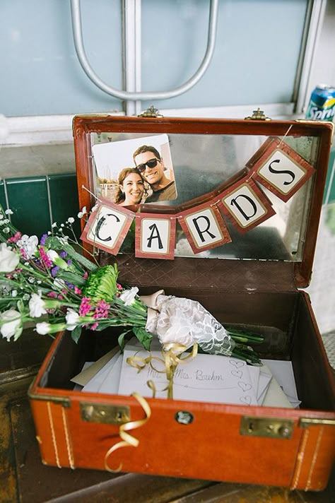 Vintage Suitcase Wedding, Lace Diy Projects, Yellow Wedding Bouquet, Boda Diy, Wedding Card Box, Old Suitcases, Vintage Suitcases, Wedding Card Holder, Card Box Wedding