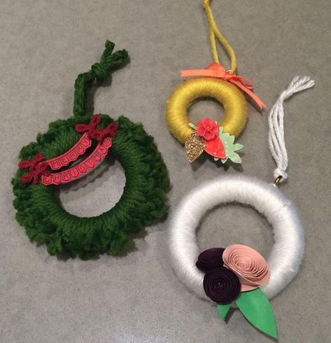 Thrifty Curtain Ring Wreath Ornaments Diy Curtain Rings, Curtain Rings Crafts, Ribbon Wreath Diy, Wreath Ornaments, Christmas Arts, Curtain Ring, Ring Wreath, Plastic Curtains, Ornament Craft