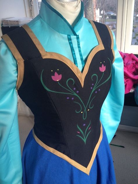 Anna's winter dress Horizon Cosplay, Traditional Blouses, Basic Shirts Pattern, Anna Frozen Costume, Frozen Cosplay, Anna Costume, Frozen Dress, Frozen Costume, Costume Tutorial