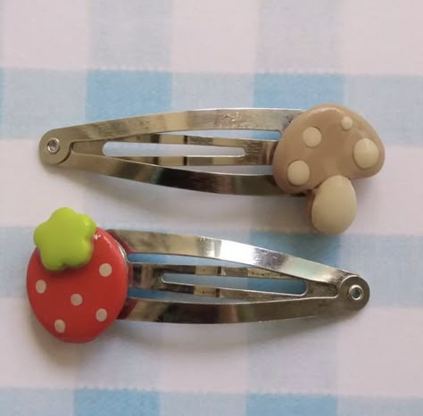 Clay Clips Diy, Clay Clips, Clay Hair Clips, Clay Keychain, Hair Clips Diy, Tanah Liat, Yokai Watch, Cute Clay, Clay Jewelry Diy