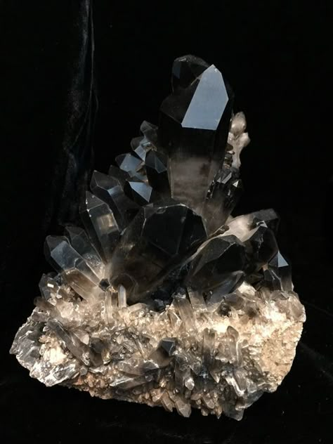 black crystals! Victorian Occult, Occult Decor, Minerals Crystals Rocks, Antiques Jewelry, Black Quartz, Pretty Rocks, Cool Rocks, Beautiful Rocks, Mineral Stone