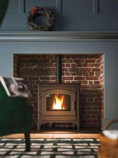 Efficient pellet stove made entirely from cast iron Eco Friendly Range of Pellet Stoves for the Modern Home Pellet Stove Hearth, Wood Stove Hearth, Wood Burning Stoves Living Room, Design Camino, Log Burner Fireplace, Log Burner Living Room, Tv Fal, Gas Fireplace Insert, Wood Stove Fireplace