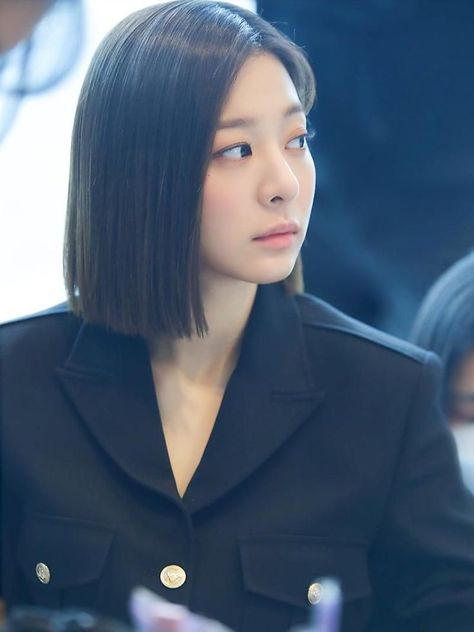 Business Woman Short Hair, Seol Inah Short Hair, Short Hair Business Woman, Seol In Ah Short Hair, Kdrama Short Hair, Kdrama Hairstyles Women, Ethereal Face, Short Hair For Chubby Faces, Korean Hair Color