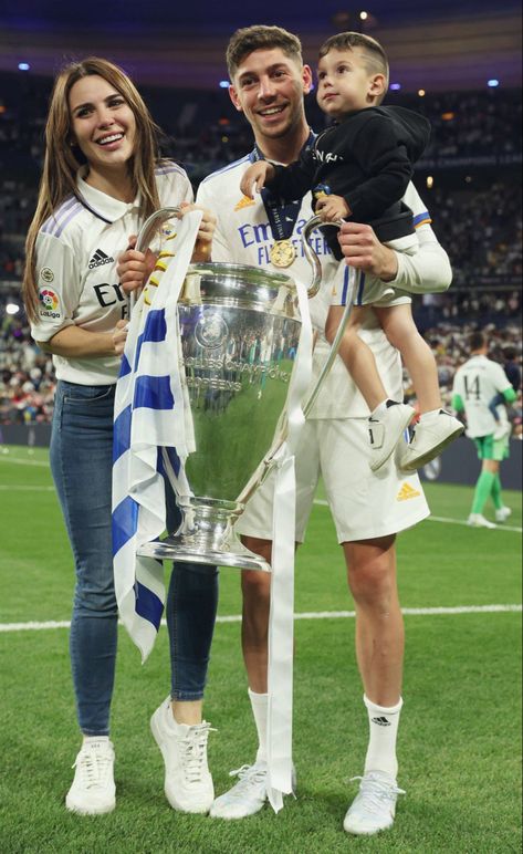 Cristiano Ronaldo And Wife, Cute Couples Football, Madrid Outfits, Soccer Girlfriend, Players Wives, Soccer Couples, Footballers Wives, Football Couples, Football Wags