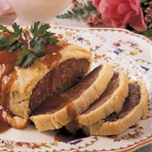 I prefer meatloaf wellington over beef wellington any day of the week!  I use an Italian meatloaf recipe with the puff pastry and it is a household fav!!! Meatloaf Wellington, Ground Beef Wellington, Italian Meatloaf Recipes, Italian Meatloaf, Beef Wellington Recipe, Cheese Burger, Beef Wellington, Loaf Recipes, Minced Meat