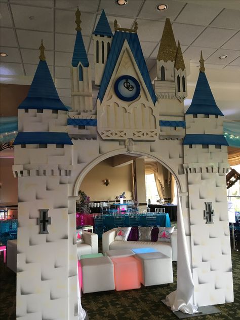 Princess Party Castle Entrance, Cardboard Cinderella Castle, Disney Party Photo Backdrop, Disney Castle Cardboard, Disney Photo Backdrop, Disney Castle Backdrop, Diy Castle Backdrop, Disney Entrance, Sleeping Beauty Castle Disneyland