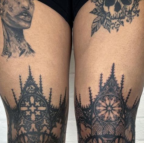 Hᴇʟʟɪᴇ on Instagram: "Thank you so much Alexandria for your trust, I had a massive pleasure creating you these knee armors ⚔️🌹 (Left knee healed + right knee fresh) Made at @parliamenttattoo ⚔️⚔️⚔️⚔️ To book an appointment please DM with your idea (flash or custom), size and placement Flash and projects can be found on my feed or highlights - custom projects are also always welcome ▪️ ▪️ ▪️ @cheyenne_tattooequipment @pantheraink @kwadron @blackclaw ▪️ ▪️ ▪️ #blackworktattoo #tattooe Knee Pit Tattoo, Knee Framing Tattoo, Knee Frame Tattoo, Inner Knee Tattoo, Heart Knee Tattoo, Gothic Windows Tattoo, Tattoo Goddesses, Knee Tats, Kneecap Tattoo